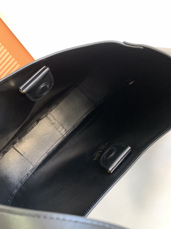 プラダバッグ着用イメージ